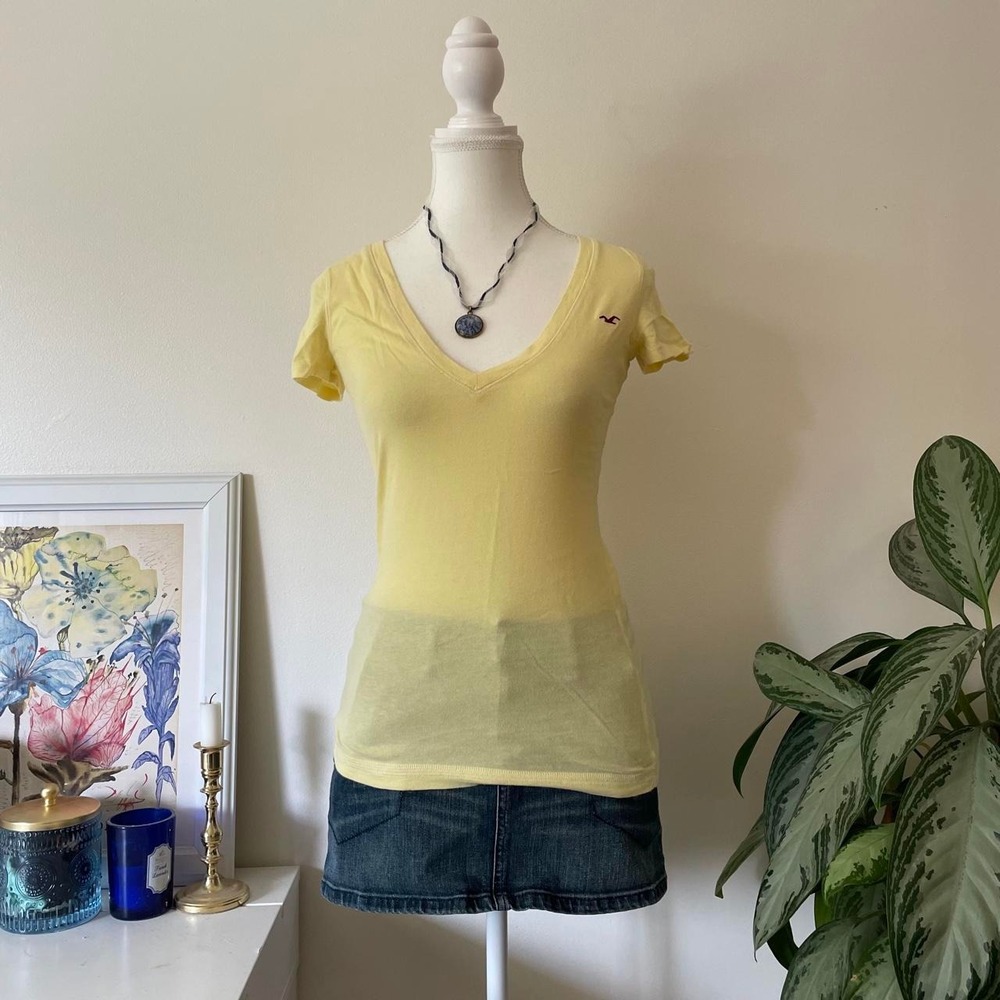 y2k hollister v neck t shirt yellow womans size xs indiesleeze elenagilbertcore